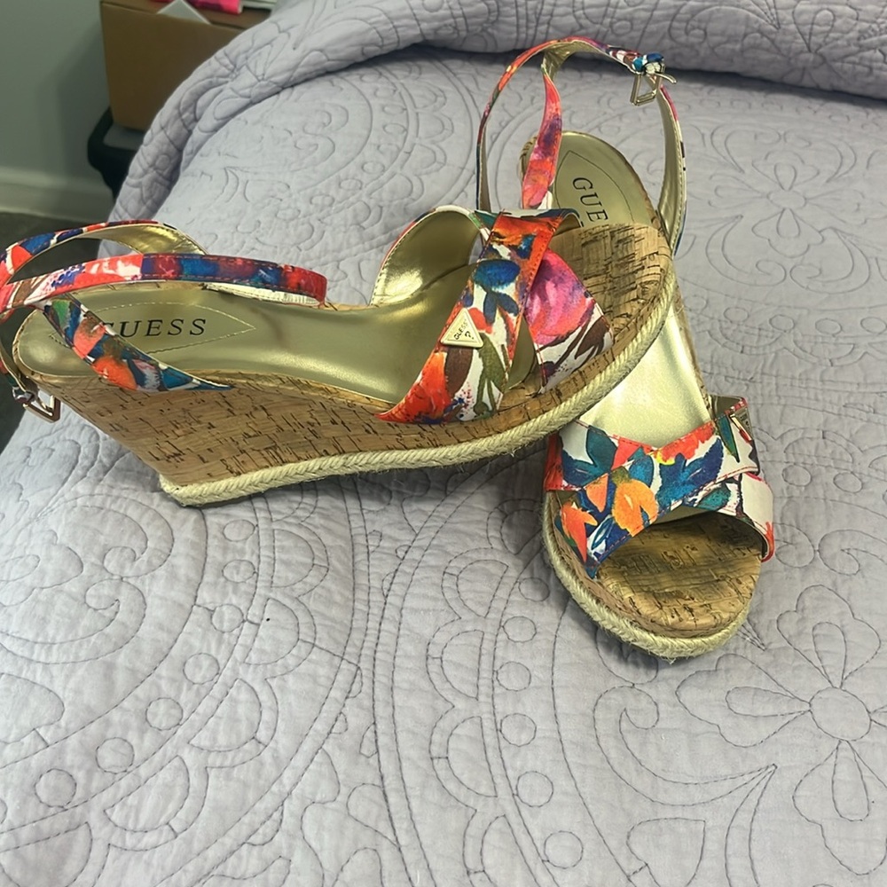 Guess multicolor floral wedges